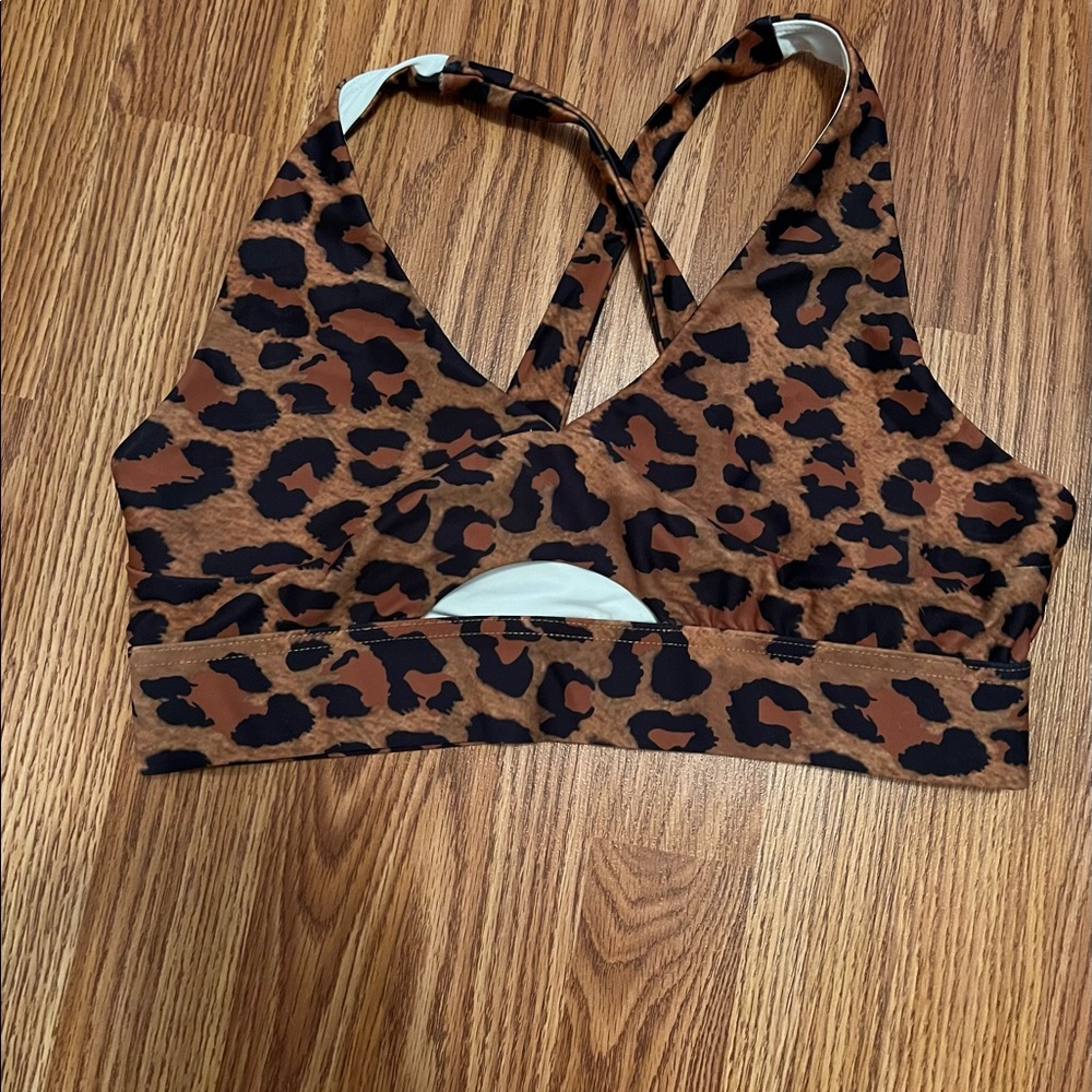 Fit booty cheetah print sports bra.